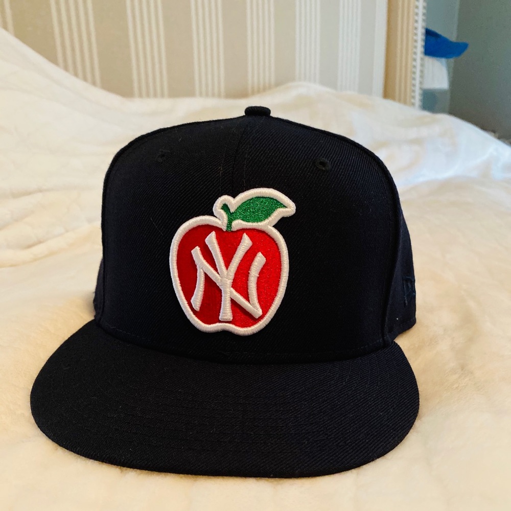 Yankee’s fitted baseball cap